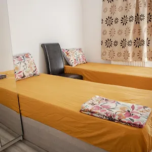 Floral, 5 Bed House In London With Garden, Parking Apartment Dagenham